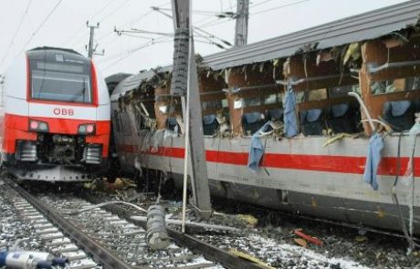 V trčenju vlakov na avstrijskem Štajerskem umrla ženska, 22 ranjenih