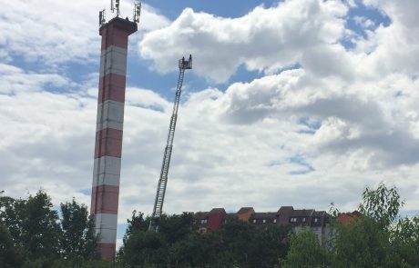 FOTO: Mariborčan že več kot dve uri grozi, da bo skočil z dimnika