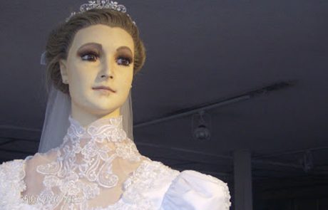 Resnična zgodba: Ta lutka v poročni obleki skriva precej morbidno skrivnost!
