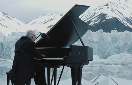 Ganljivo: Pianist nastopil sredi Arktičnega oceana, medtem ko se okrog njega rušijo ledeniki