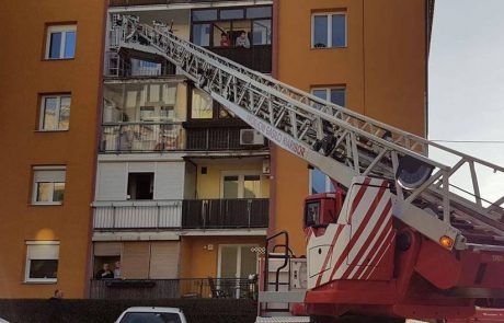 V Mariboru se je otrok zaklenil v stanovanje, na pomoč poklicali gasilce