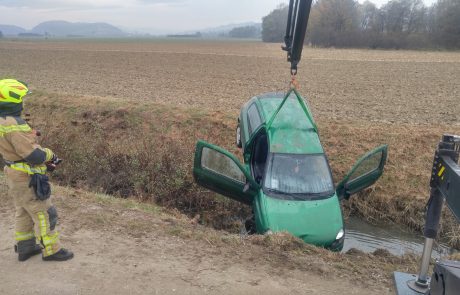 FOTO: Gasilci iz potoka potegnili zapuščen avto