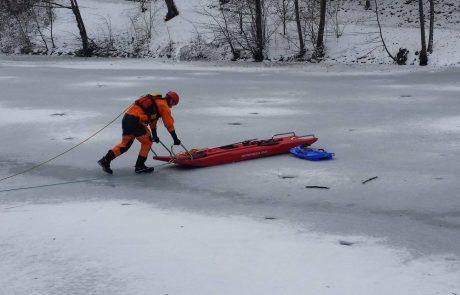 FOTO: Gasilci po otroške sani na zaledenelo jezero