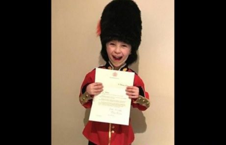 6-letni deček, ki je želi postati kraljevi stražar, dobil pismo od kraljice