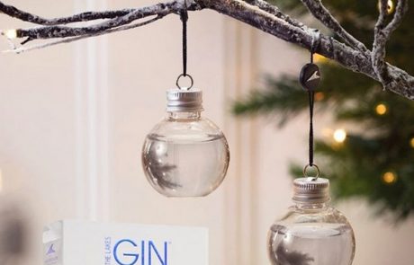 Novoletno jelko bodo letos krasile kroglice, ki vsebujejo našo najbolj priljubljeno pijačo – GIN!