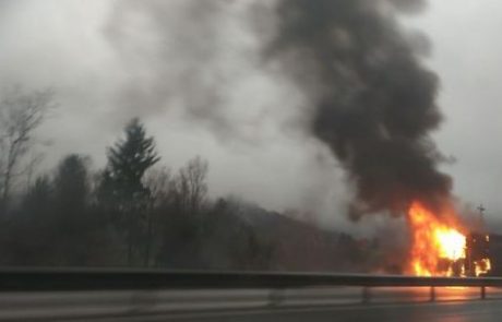 Na štajerski avtocesti gori avtomobil! Nastaja večkilometrski zastoj