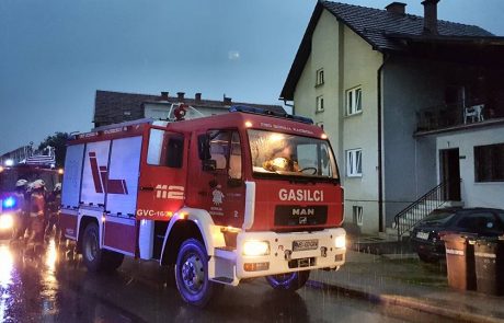 FOTO: Strela zanetila požar, lomila so se drevesa, zalite so bile kleti