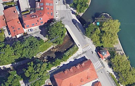 Zakaj Ljubljanica te dni tako smrdi po kanalizaciji?