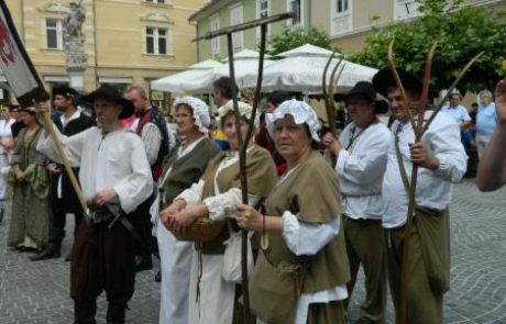 (FOTO) Srednjeveški Ptuj: Vitezi, dvorne dame in tlačani