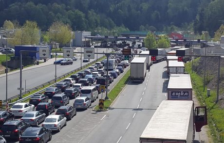 Zastoji na mejnih prehodih, pri Gruškovju vozniki čakajo uro in pol
