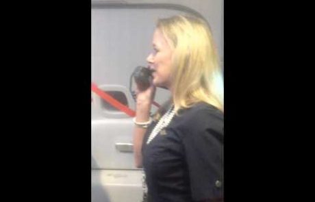 VIDEO: Odštekana stevardesa do solz nasmejala potnike