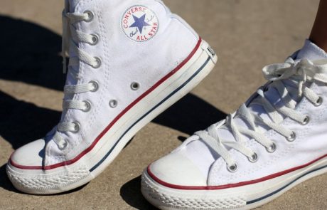 Veste zakaj imajo superge All Star Converse ob strani dve luknjici?