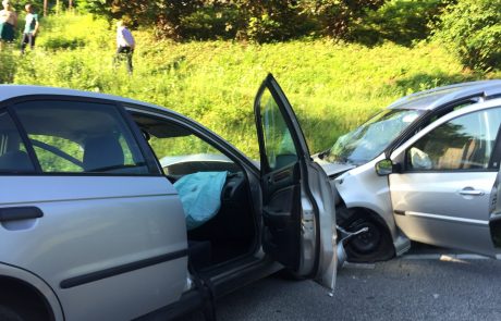 Voznik vzel prednost, štiri osebe prepeljane v bolnišnico