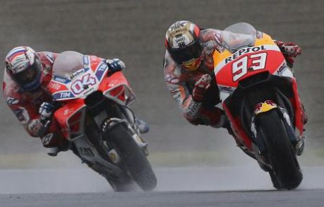 Dovizioso nevarno diha za ovratnik Marquezu