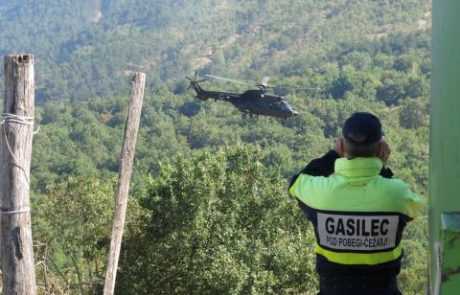 Z življenji gasilcev se še kar igrajo