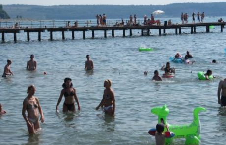 Kot britev oster na plaži reže kopalce