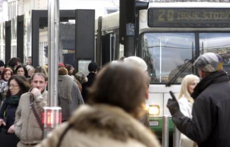 Zamotila sta ga in mu ukradla denarnico