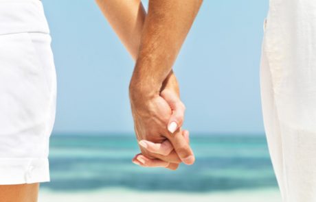 Zakaj se je pametno s partnerjem držati za roke?