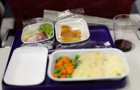 Razkrit pravi razlog, zakaj je hrana na letalih tako slabega okusa!