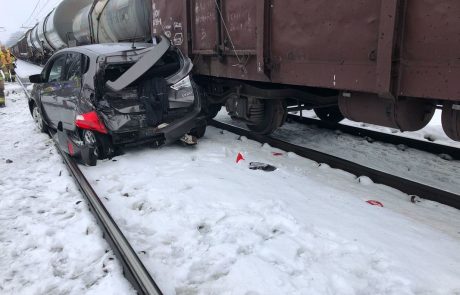 FOTO: Znane podrobnosti nesreče, pijan obvozil zapornice in obstal na tirih