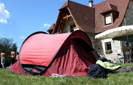 Nov trend: kampiranje na vrtu neznanca