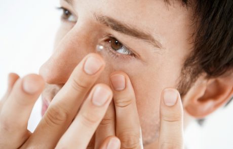 Okužba, ki ogroža predvsem uporabnike kontaktnih leč