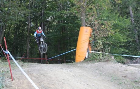 Nesreča na pohorski downhill progi, kolesar s hudimi poškodbami