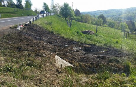 FOTO: Tu je vozilo končalo na strehi in zagorelo, dve mlajši osebi umrli