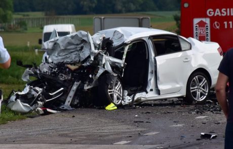 FOTO in VIDEO: V hudem čelnem trčenju mlajši moški izgubil življenje