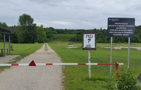 Pred časom že zadeli avto, metki zdaj pristali še na teniškem igrišču