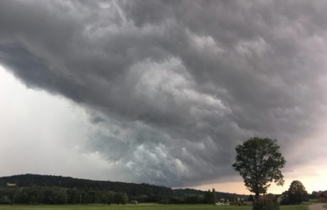 Popoldne in zvečer nad Štajersko prihajajo močnejša neurja