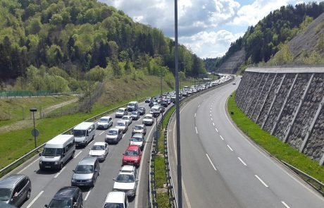 FOTO: Na Gruškovju vozniki čakajo uro in pol