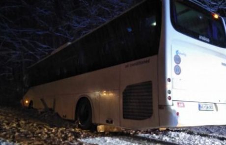 FOTO: Zaradi sneženja številne preglavice v prometu, trčila avtobus in avtomobil