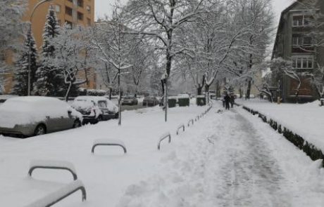 FOTO: Sneg pobelil Maribor, študenti znova na pomoč starejšim pri kidanju snega