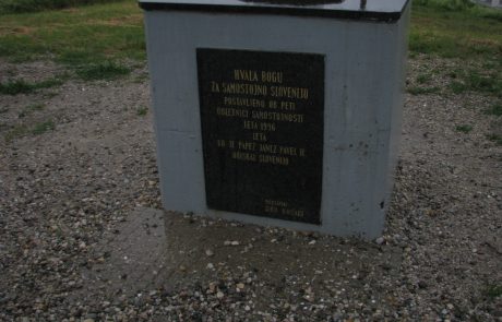 Na Stolnem hribu nad Mariborom je edini spomenik samostojni Sloveniji