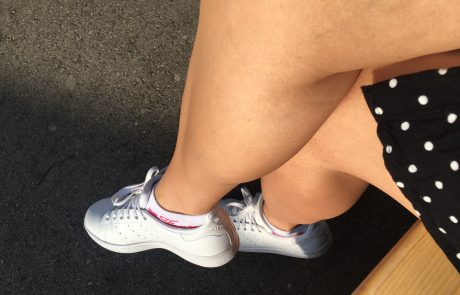Adijo bele noge pred poletjem: Ženska.si je testirala “najlonke v spreju” in stvar deluje genijalno!