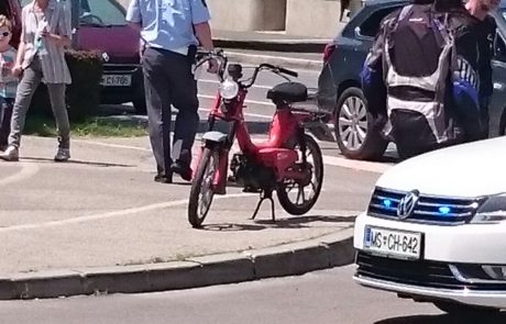 Motorist zbil mopedista