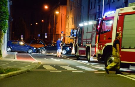 FOTO: V centru mesta trčili vozili, dve osebi prepeljani v UKC Maribor