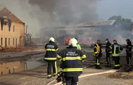 Znova požar na Dolenjskem: gori deponija, poškodovan gasilec