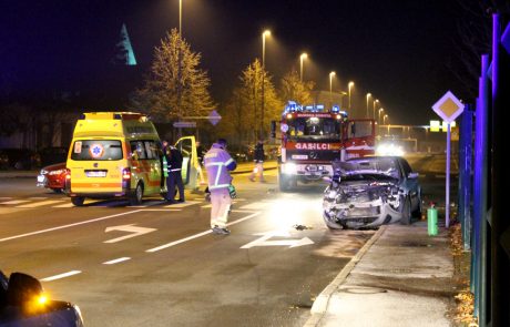 Prometna nesreča pred policijo, voznik peš pobegnil