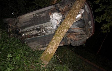 Ukradeno vozilo našli v Stražunskem gozdu, a razbito