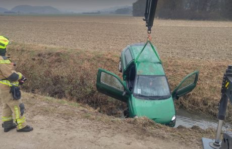 FOTO: V nočnih urah zapeljal v potok, na pomoč gasilci