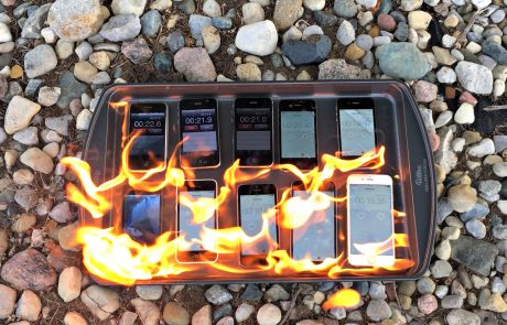 Zažgal je 10 telefonov, da bi videl, katera generacija iPhona je najbolj odporna na ogenj