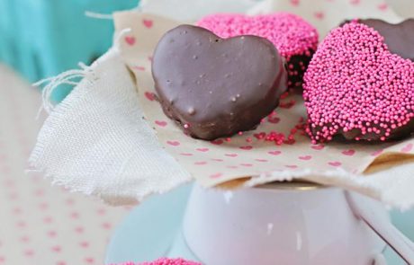 RECEPT: Valentinovi jagodni srčki, obliti s čokolado