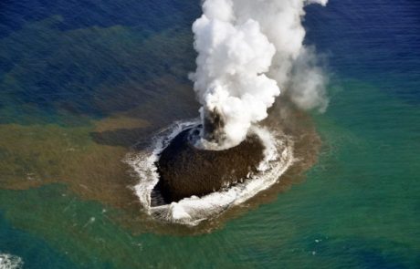 Neverjeten posnetek: izbruh vulkana ustvaril nov otok na Japonskem!