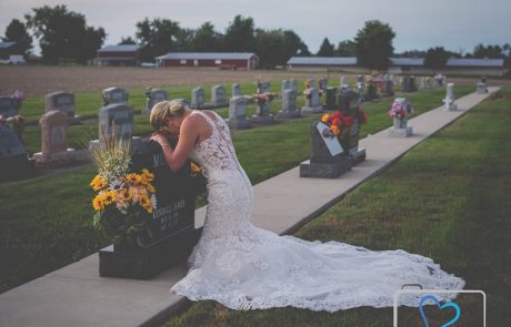 Na dan poroke: Zaročencev grob obiskala v poročni obleki …