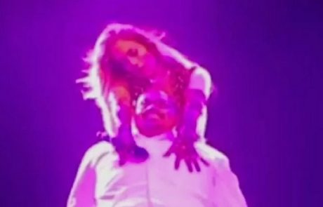 Jennifer Lopez na koncertu oboževalcu plesala v naročju, njegov pogled pove vse