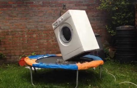Kaj se zgodi, če v pralni stroj damo opeke (video)