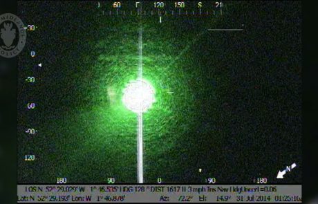 Kaj se zgodi, če z laserjem svetimo v policijski helikopter…