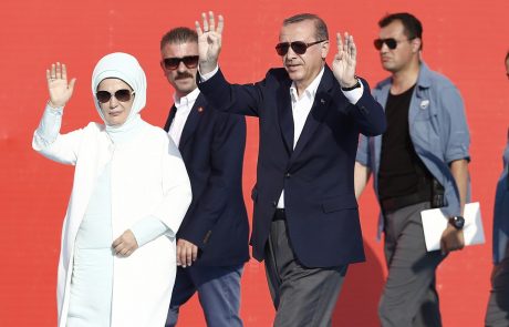 Erdoganova žena se pretvarja, da živi skromno, v resnici pa zapravlja na milijone evrov